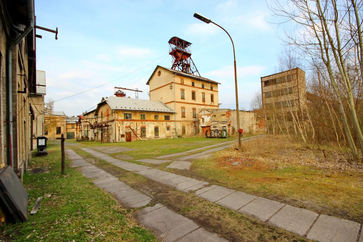 Těžní věž a průmyslové budovy Hornického skanzenu Mayrau